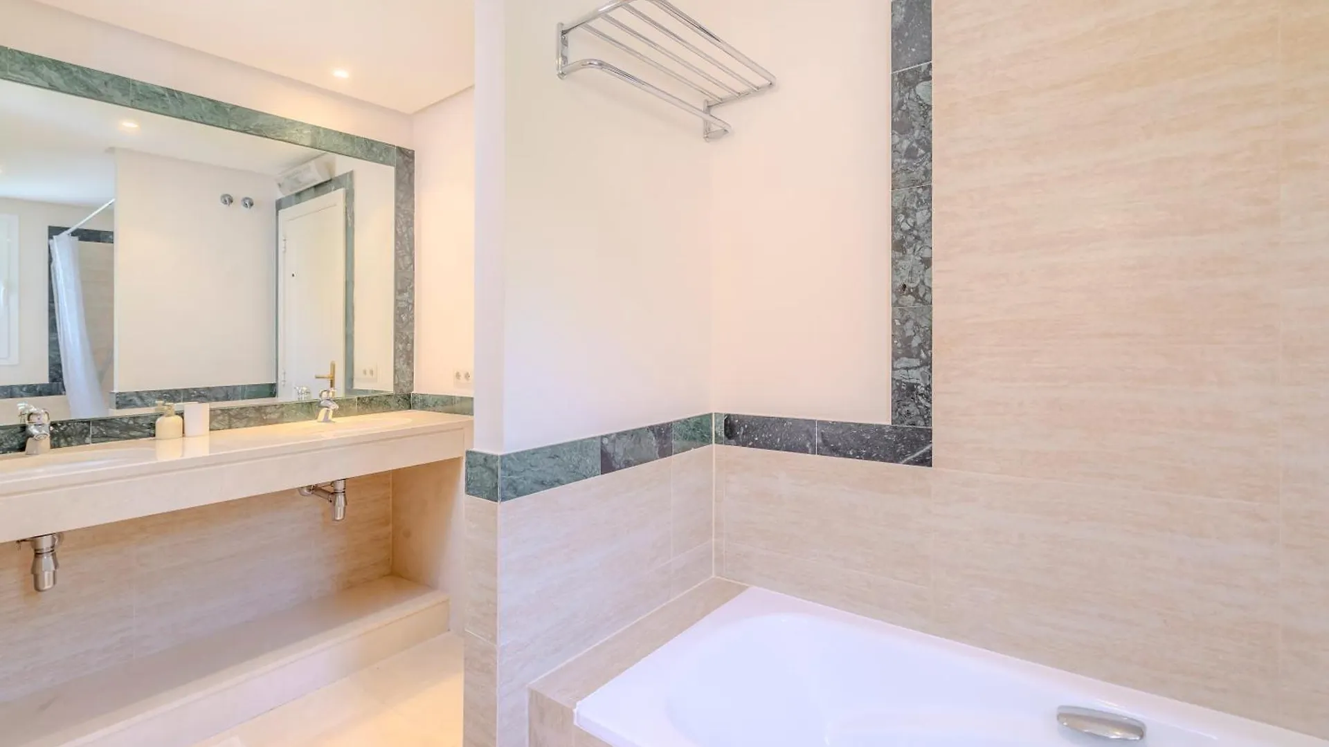 Beautiful Apartment Amazing Views And Pool Malaga